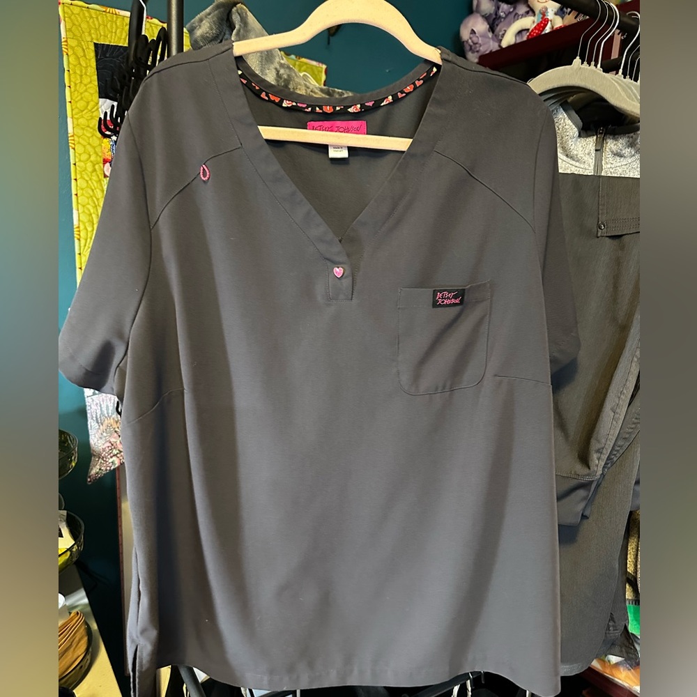 Betsey Johnson Charcoal/Pewter Scrub Top, 3X, EUC